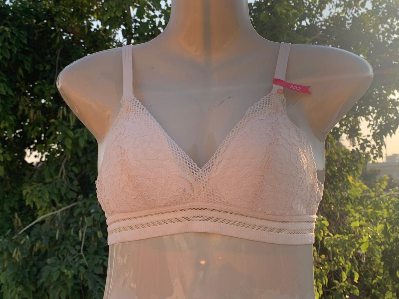 Lace Wireless Bralette – Soft Everyday Comfort Bra (White & Peach) + Free Gift