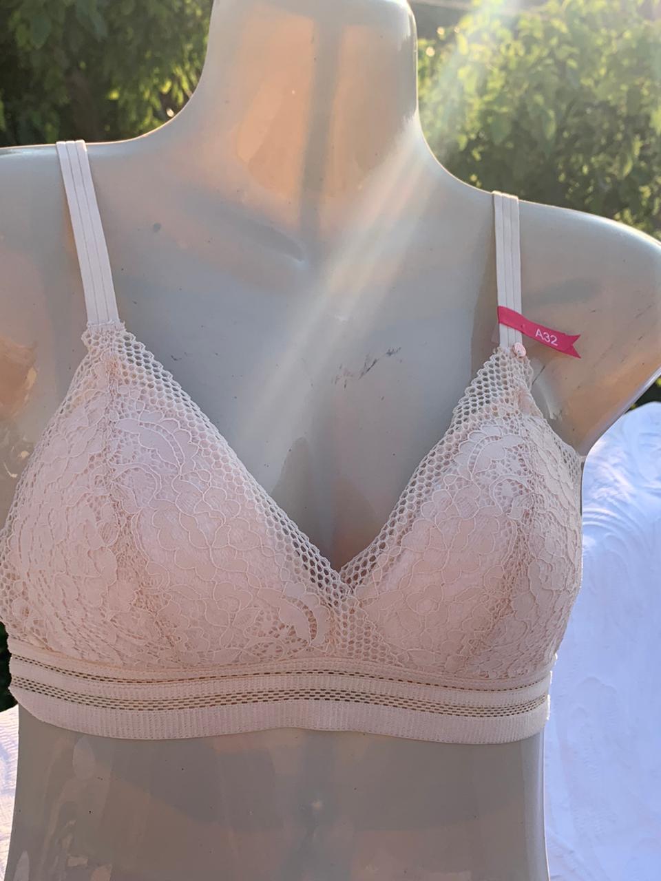 Lace Wireless Bralette – Soft Everyday Comfort Bra (White & Peach) + Free Gift